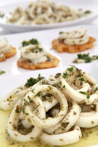 Mediterranean squid rings on olive oil and garlic — Stock Photo, Image