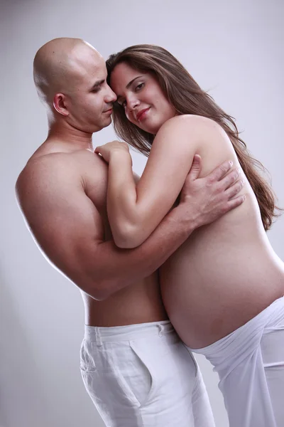 Jovem casal aguarda um novo bebê — Fotografia de Stock