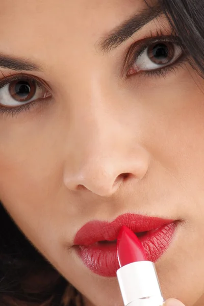 Mädchen bemalt ihre Lippen mit rotem Lippenstift — Stockfoto