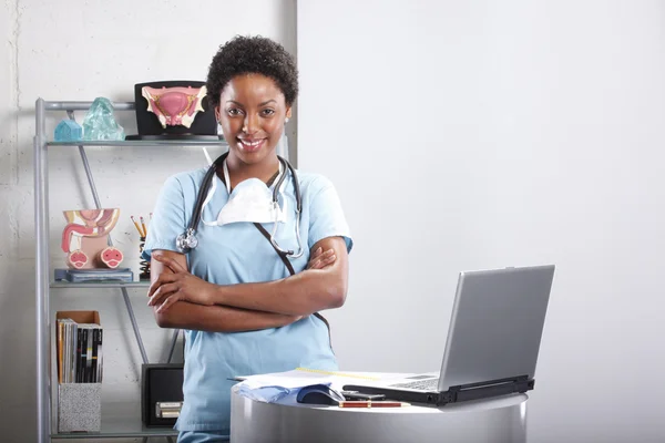 Söta afro-american läkare — Stockfoto