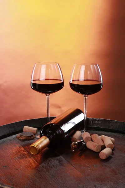 Garrafa de vinho com copos — Fotografia de Stock