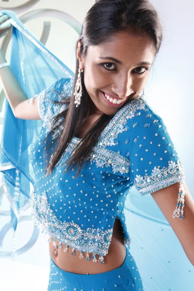 Süßes hinduistisches Mädchen in blauem Sari — Stockfoto
