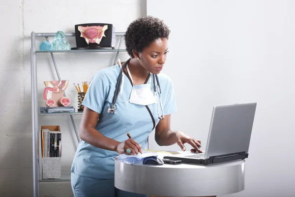 Şirin Afro-Amerikan doktor