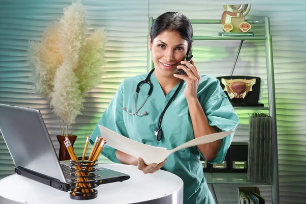 Doctor trabajando en el ordenador portátil y hablando por teléfono — Foto de Stock