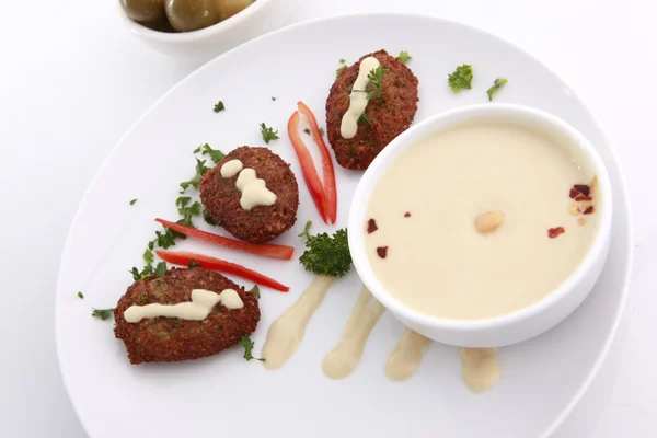 Kızarmış kibbe, çekirdeksiz zeytin ve humus tahine — Stok fotoğraf