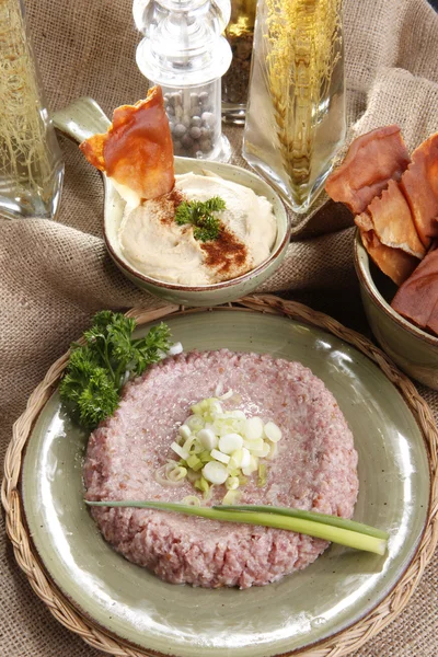 Raw kibbe and fried pitta bread — Stock Photo, Image