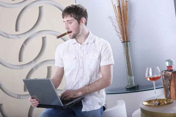 Young man with cigar and laptop — Stok fotoğraf