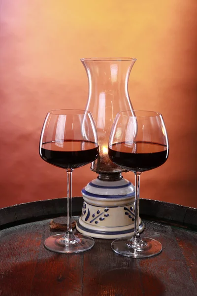 Verres à vin rouge avec lanterne à huile — Photo