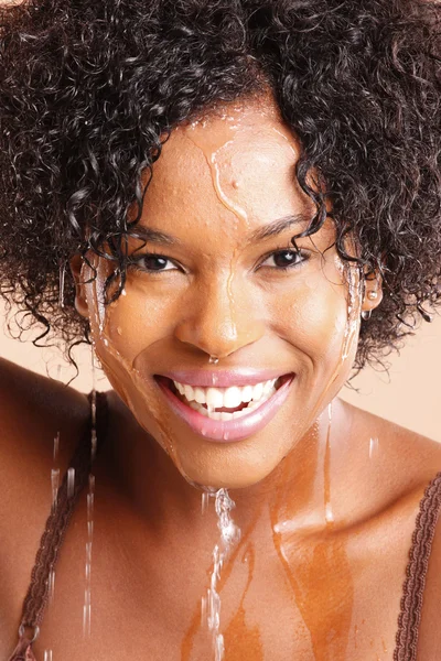 Chica con agua goteando por su cara — Foto de Stock