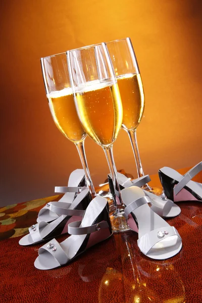 Glasses of wine with shoes — Stockfoto