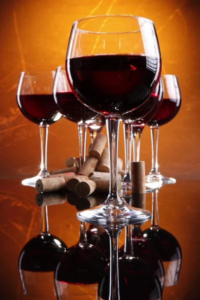 Wine glasses and corks — Stock Photo, Image