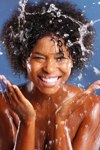 Mädchen spritzt Wasser, um ihr Gesicht zu reinigen — Stockfoto