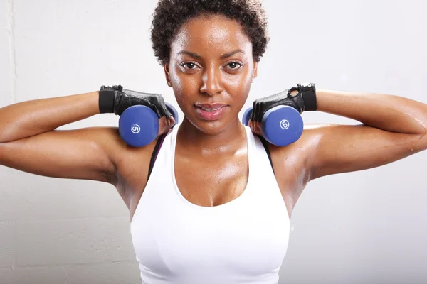 Afro american woman with dumbbells — Stock Photo, Image