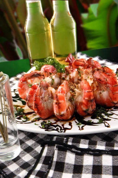 Garlic butter rock shrimp and beer — Stock Photo, Image