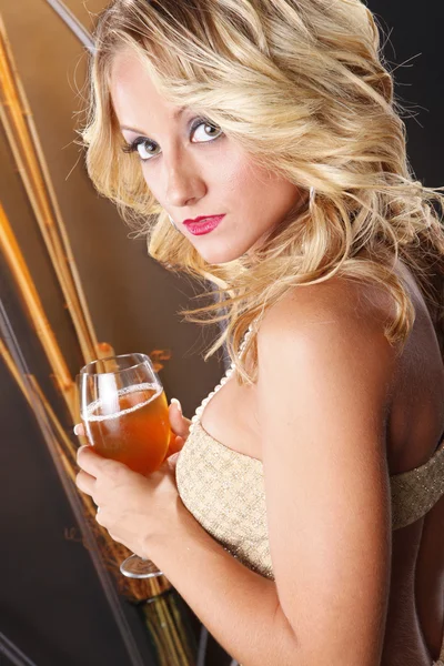 Blond meisje met coctail — Stockfoto