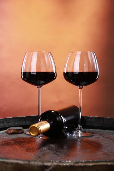 Glasses of wine with bottle — 图库照片