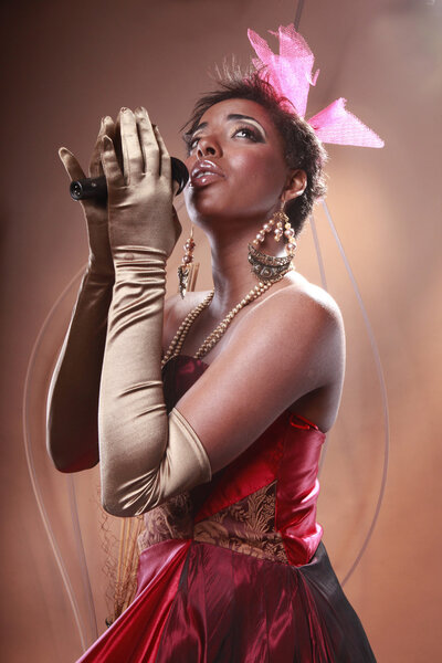 Девушка поет в микрофоне
