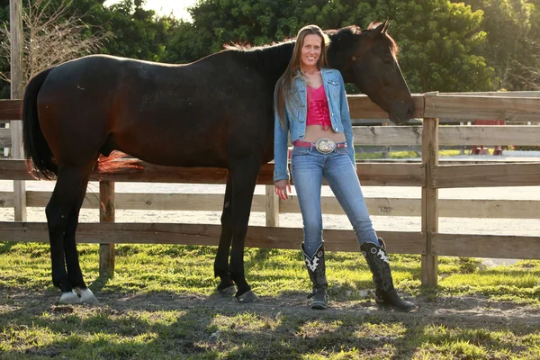 Texas young woman with horse — Stock Photo, Image