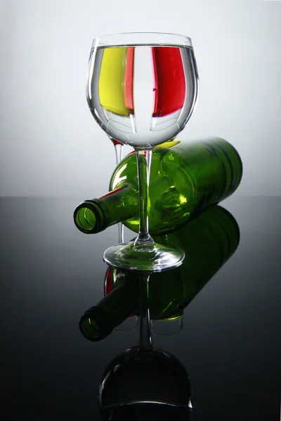 Стаканы вина на столе — стоковое фото