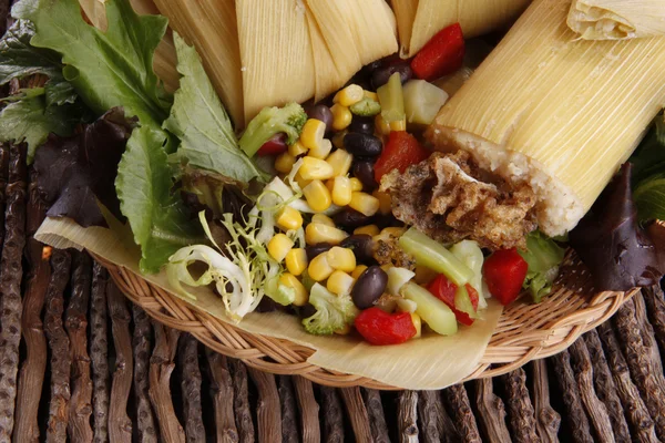 Tamale envolto em folhas de milho secas — Fotografia de Stock