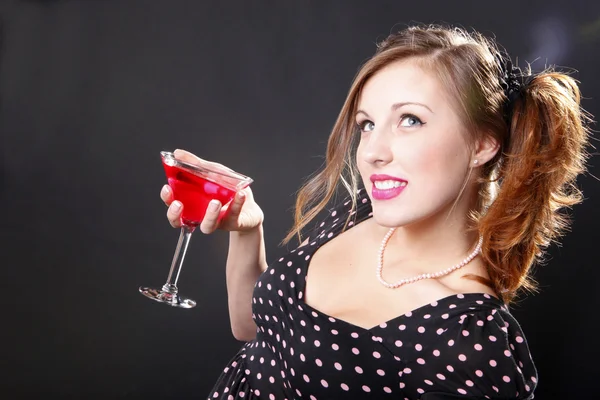 Leuk meisje met kosmopolitische martini cocktail — Stockfoto