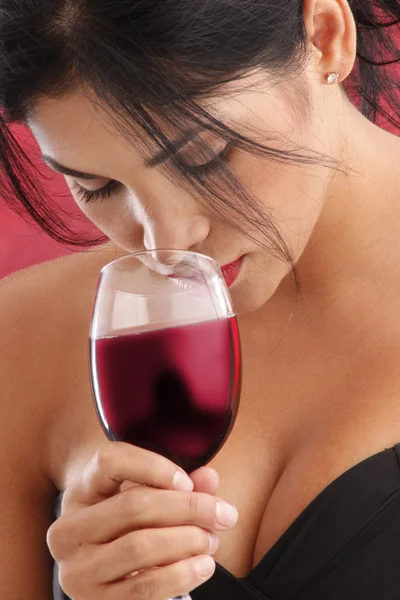 Žena pít červené víno ve sklenici — Stock fotografie