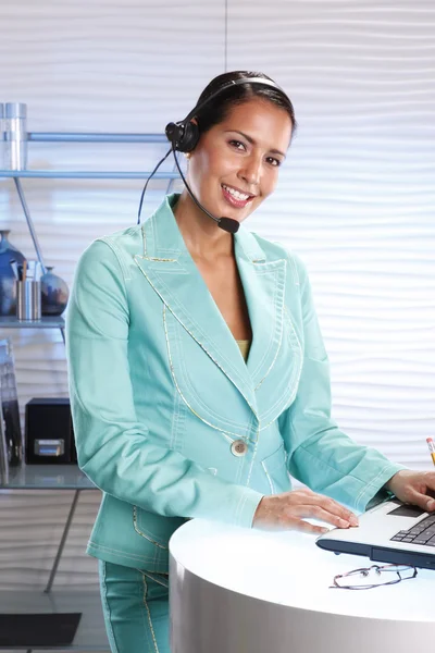 Menina de suporte ao cliente trabalhando com laptop — Fotografia de Stock