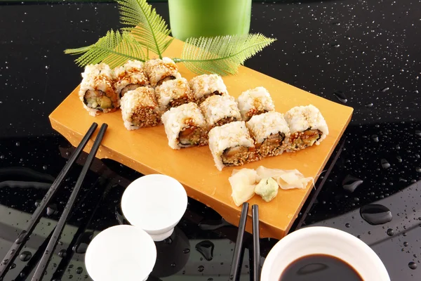 Masanın üzerine Japon suşi — Stok fotoğraf