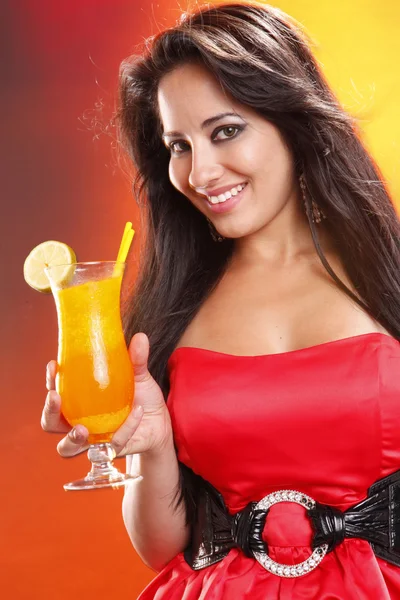 Brunette girl sipping a mango daiquiri cocktail — Stock Photo, Image