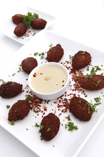 Gebakken kibbe en bieten hummus tahine — Stockfoto