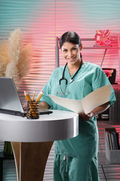 Médico femenino trabajando con portátil — Foto de Stock