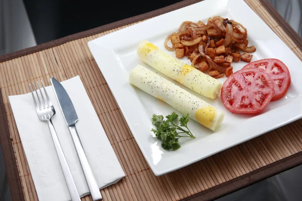 Rolled omelette with grits and tomato — Stock Photo, Image