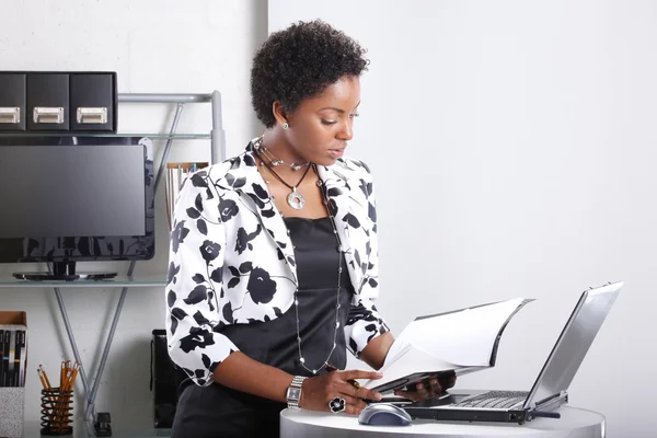 Woman worker with computer — Stock Photo, Image