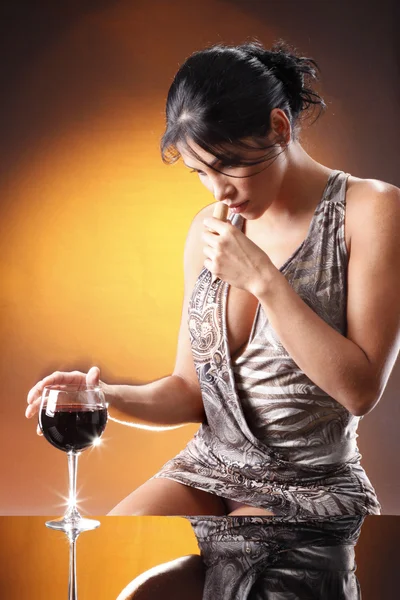 Morena chica bebe un vino tinto — Foto de Stock