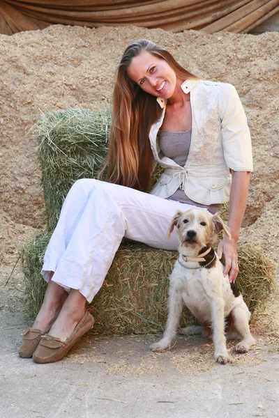 Ragazza gioca con il suo animale domestico al fienile — Foto Stock