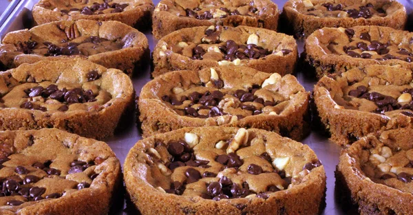 Fresh baked chocolate chip cookies — Stock Photo, Image