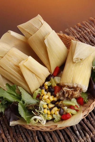 Tamale envolto em folhas de milho secas — Fotografia de Stock