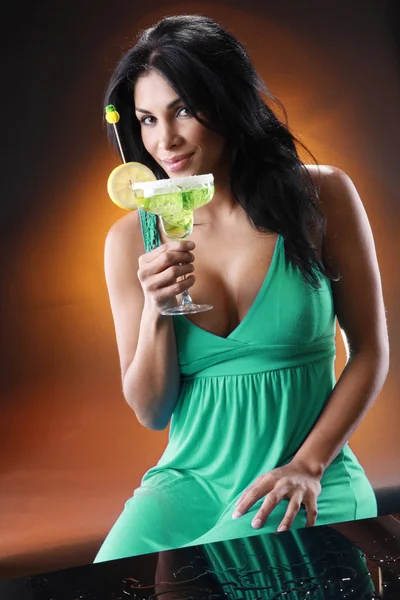 Brunette girl drinks a Margarita cocktail — Stock Photo, Image