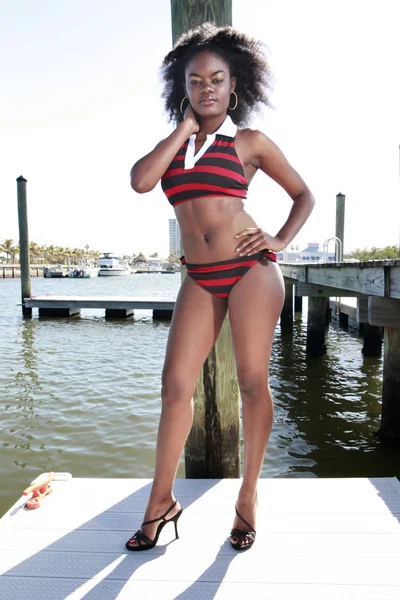 Zwarte meid die zich voordeed in het dock — Stockfoto