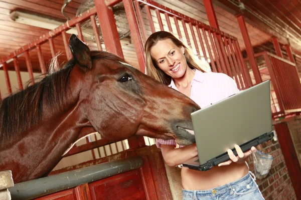 Dívka a její kůň kontrolovat jejich sociální média stránky — Stock fotografie