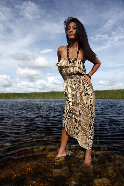 Ragazza in piedi in acqua — Foto Stock