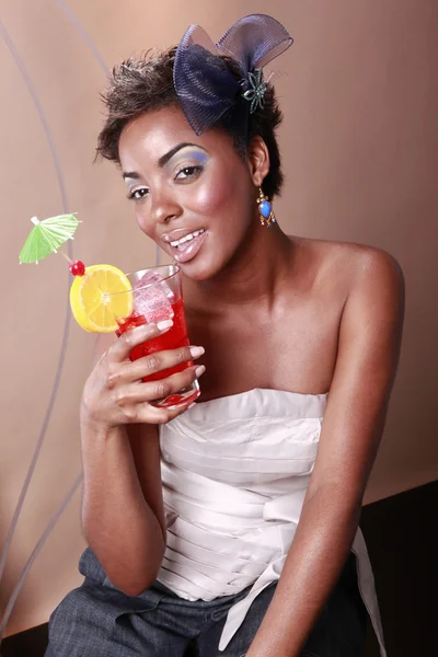 Roztomilá africká americká dívka s koktejlem — Stock fotografie
