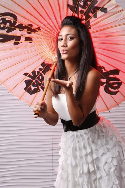 Bruna giovane ragazza con ombrello cinese — Foto Stock