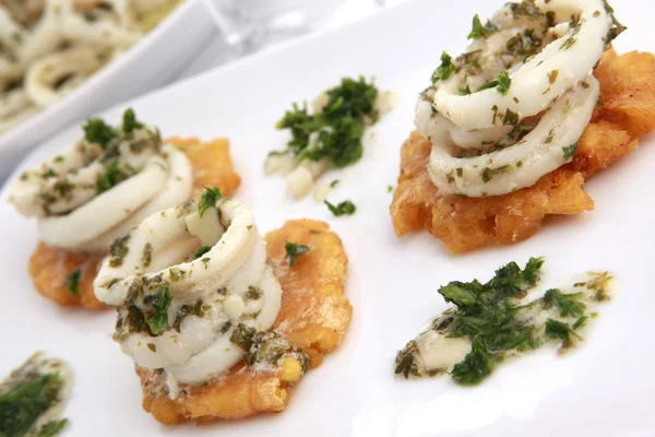 Mediterrane squid ringen op krokant "plantains" — Stockfoto