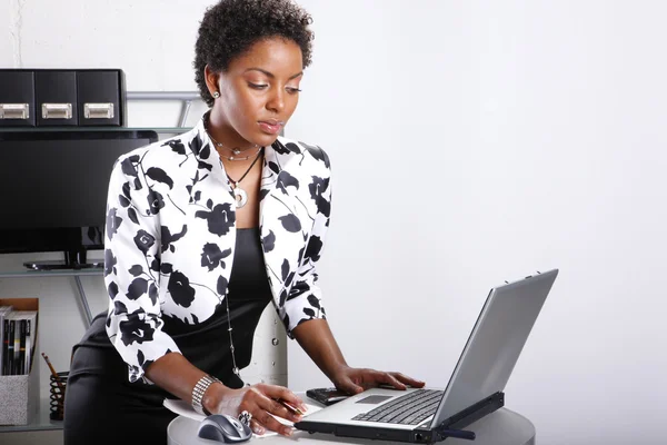Женщина-работница с компьютером — стоковое фото