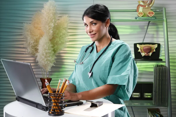 Médico femenino trabajando con portátil — Foto de Stock