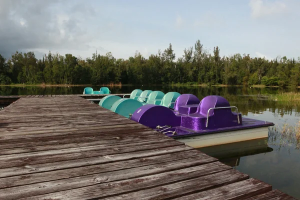 Boote am Dock Stockbild