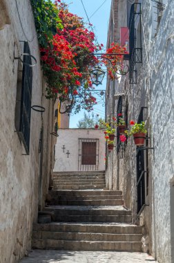 Peru 'nun Arequipa şehrinde Yanahuara' nın tarihi sokakları. Arequipa 'nın mimarisi volkanik taş olan küller ile karakterize edilir..