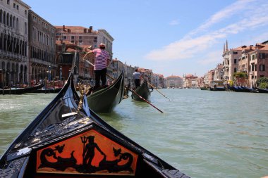Venedik kanalı, gondollar.