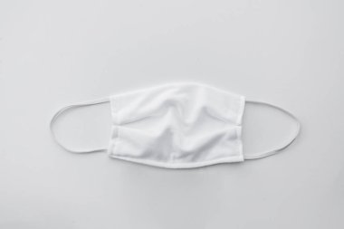 Beyaz arka plan maskesi. İlk yardım, hastalık sırasında bakım ve yazıt koronavirüsünü koru. COVIT-19